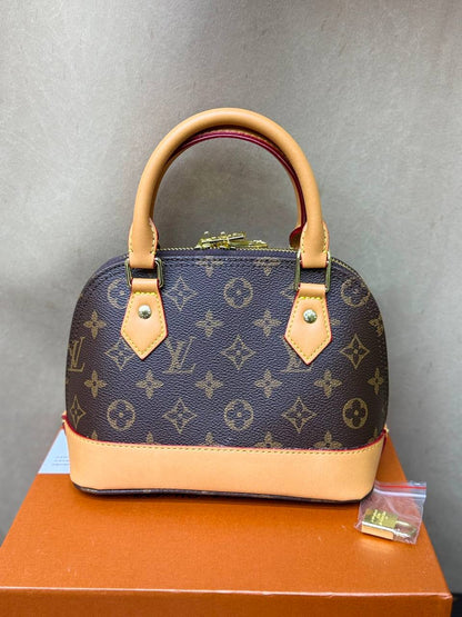 LV
Good quality 
Size 20cm
110 dhs🇦🇪🇦🇪
With box 📦🔥

Zain70
♥️♥️♥️