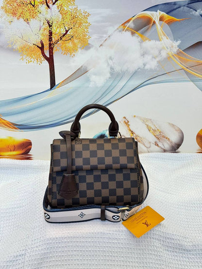 LV
Best quality WITH BOX
120 dhs💛
size 21CM

Zain290
♥️♥️♥️