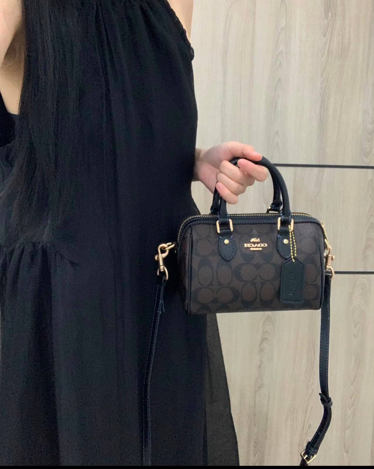 Coach
90 dhs✅
Size：18CM
Good-quality with box

Zain35
♥️♥️♥️