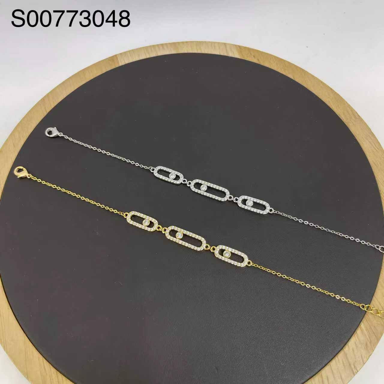 Bracelet 🌊*
Good quality 💯
With black boxes 🗃️ 
30 dhs🪙🌨️
With brand boxes 📦 
And paper bag 🛍️
35 dhs🪙🌨️

Zain216
♥️♥️♥️