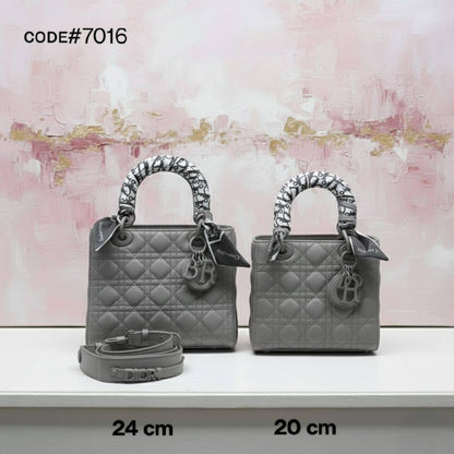 Dior
ᴍᴀᴛᴛᴇ ʟᴇᴀᴛʜᴇʀ ᴍᴀᴛᴇʀɪᴀʟ
ᴡɪᴛʜ ᴛᴡɪʟʟʏ ɪɴᴄʟᴜᴅᴇ
ᴡɪᴛʜ BOX
🎁🎁🎁

 *sɪᴢᴇ: 24 cm = Pʀɪᴄᴇ 110 ᴅʜs* 
  
 *sɪᴢᴇ: 30 ᴄm = Pʀɪᴄᴇ 100 ᴅʜs* 

Zain31
♥️♥️♥️