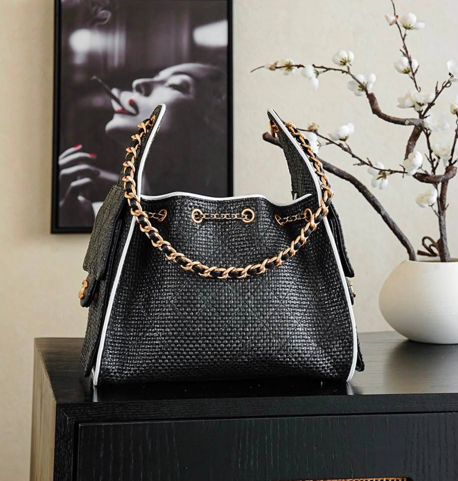 CHANEL 

RESTOCK 
HIGH QUALITY 

BIG SIZE 
125 dhs🇦🇪🇦🇪

25cm

Zain295
Zain39
♥️♥️♥️