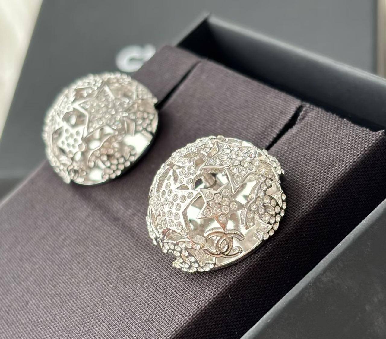 Chanel Earrings* 💎
Master quality 🎉

45 dhs❤️
normal box 📦

Zain48
♥️♥️♥️