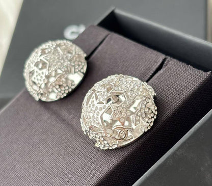 Chanel Earrings* 💎
Master quality 🎉

45 dhs❤️
normal box 📦

Zain48
♥️♥️♥️