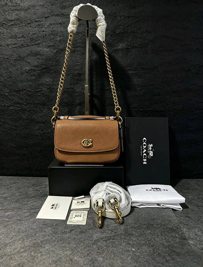 Coach

100 dhs🇦🇪🇦🇪🇦🇪

SIZE：20cm
GOOD-quality 
with box

Zain35
♥️♥️♥️