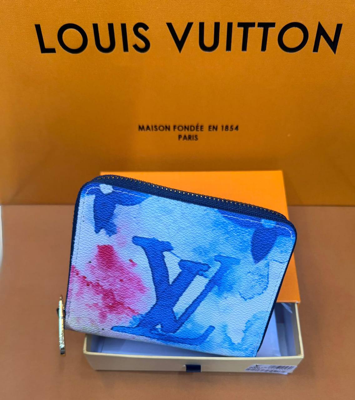 LV

With box 
🎁🎁🎁

35 dhs✅

Zain93
♥️♥️♥️