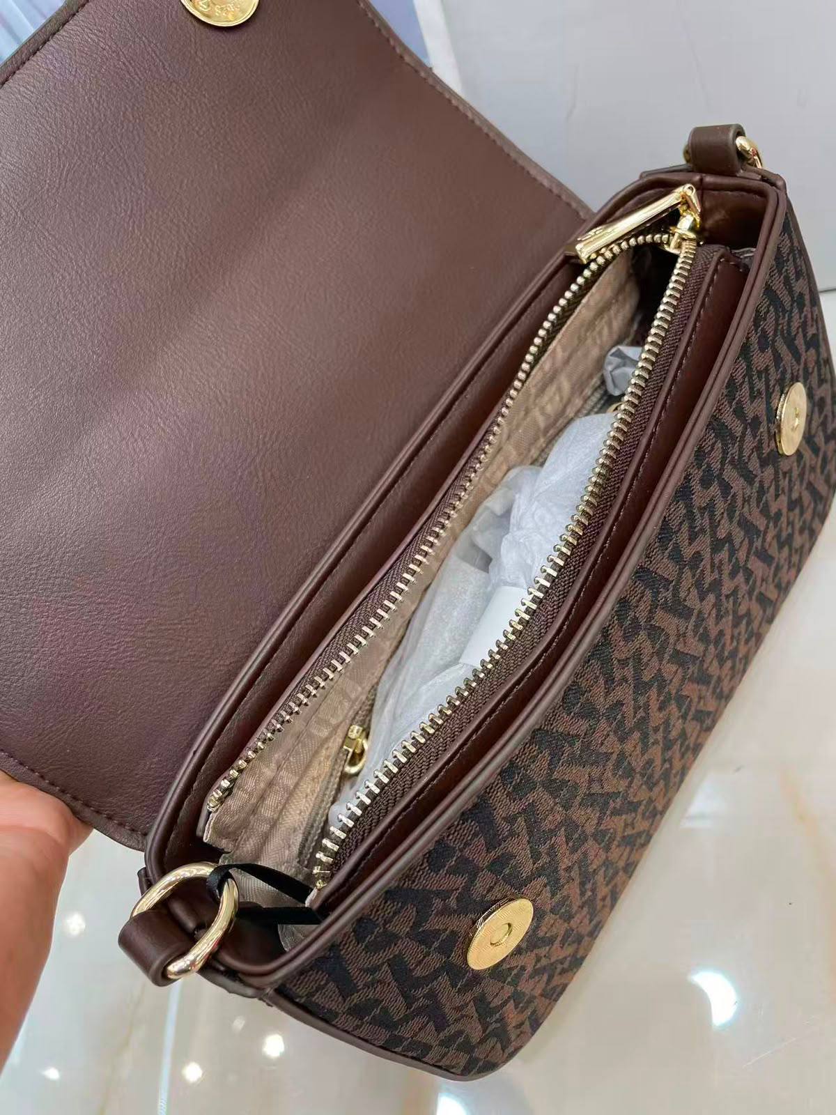 Aigner
110 dhs✅
withbox

Zain143
♥️♥️♥️