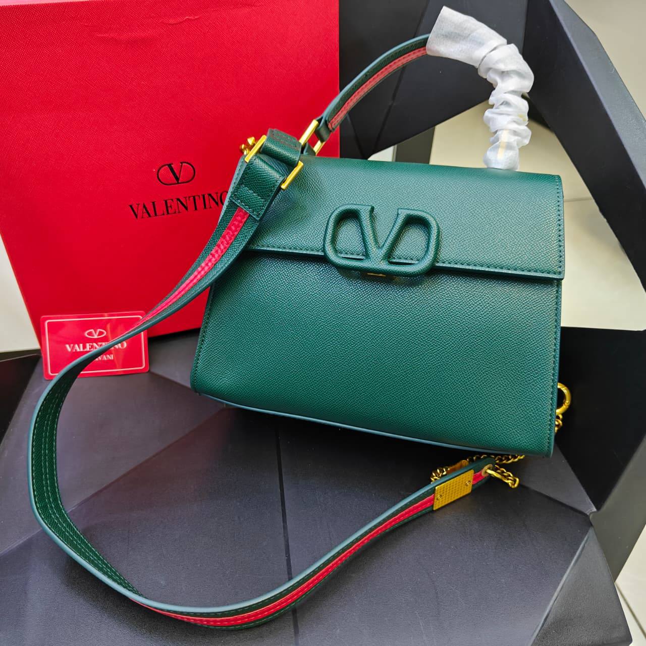 Valentino

130 dhs🇦🇪

with box🎁🎁🎁

good quality

Zain235
♥️♥️♥️