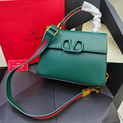Valentino

130 dhs🇦🇪

with box🎁🎁🎁

good quality

Zain235
♥️♥️♥️