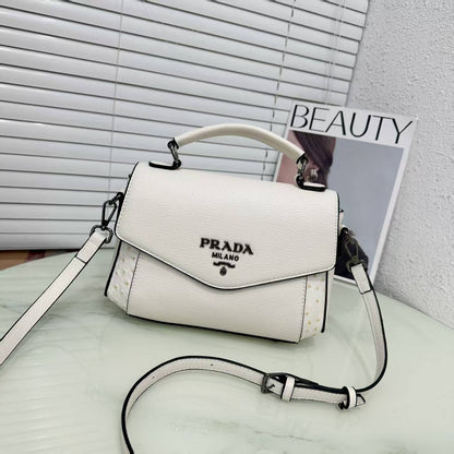 PRADA 
GOOD quality 
95 dhs✅

Zain200
♥️♥️♥️
