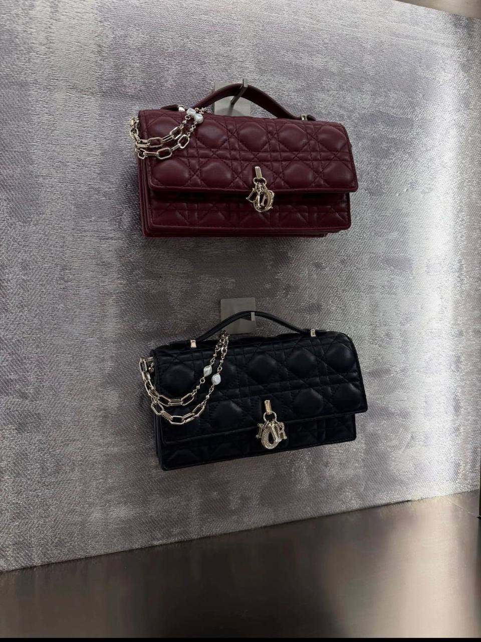 Dior
100 dhs✅
Good-quality 

Zain35
♥️♥️♥️