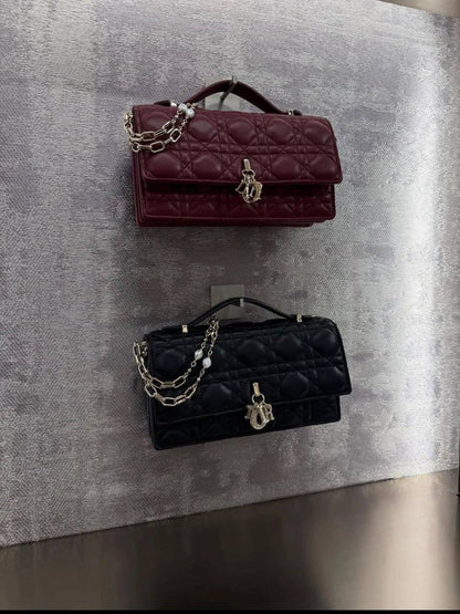 Dior
100 dhs✅
Good-quality 

Zain35
♥️♥️♥️