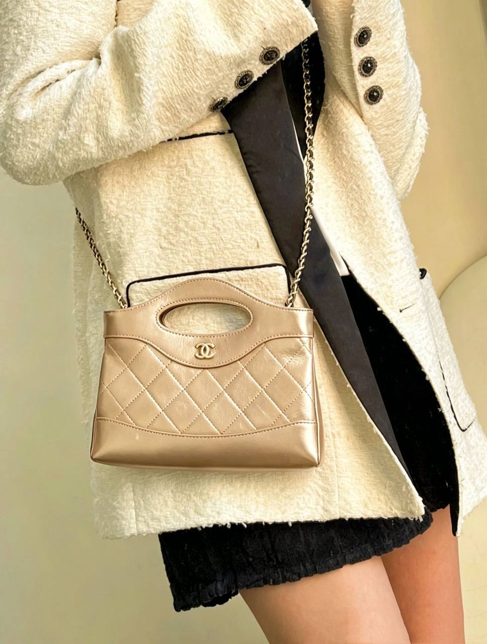CHANEL 

GOOD QUALITY 

WITH BOX 
🎁🎁🎁

105 dhs✅

Zain39
♥️♥️♥️