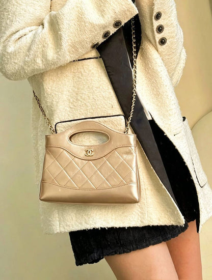 CHANEL 

GOOD QUALITY 

WITH BOX 
🎁🎁🎁

105 dhs✅

Zain39
♥️♥️♥️
