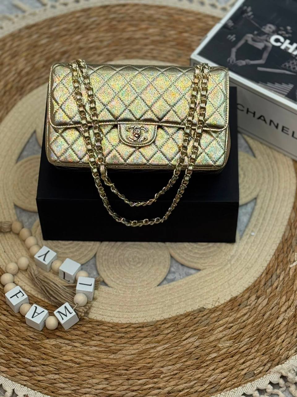 Chanel 
Master ❣️❣️
25Cm With Box 💼
Caviar Silver&Gold Hardware 
250 dhs🇦🇪🇦🇪

Zain131
♥️♥️♥️