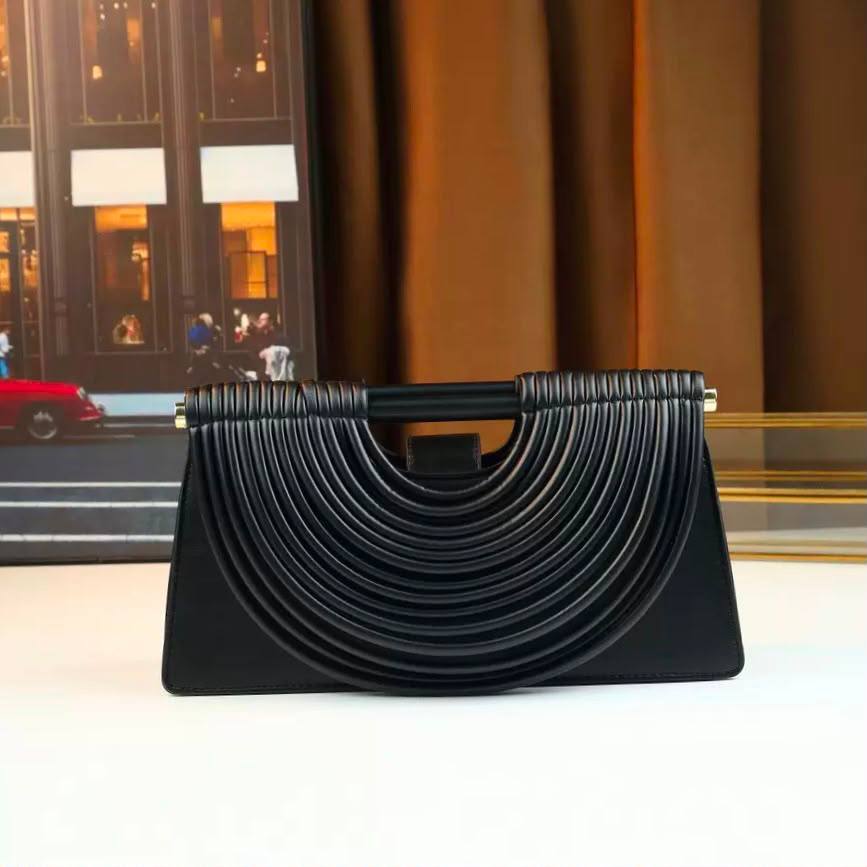 BOTTEGA NEW CAME GOOD QUALITY WITH BOX 
120 dhs✅

Zain295
♥️♥️♥️