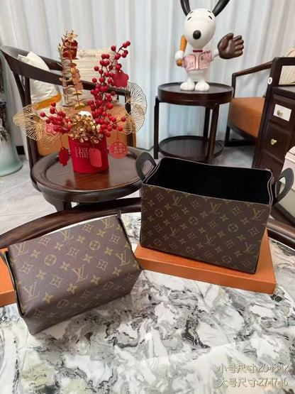 LV   
storage box
Size  big   28×18×17cm
Small    21×13×13cm
    High quality
90 dhs✅
Chose size 👍

Zain04
♥️♥️♥️
