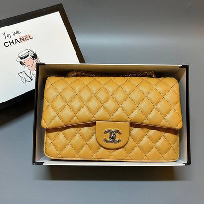 CHANEL 
GOOD QUALITY 
WITH BOX
🎁🎁🎁

120 dhs✅

Zain39
♥️♥️♥️