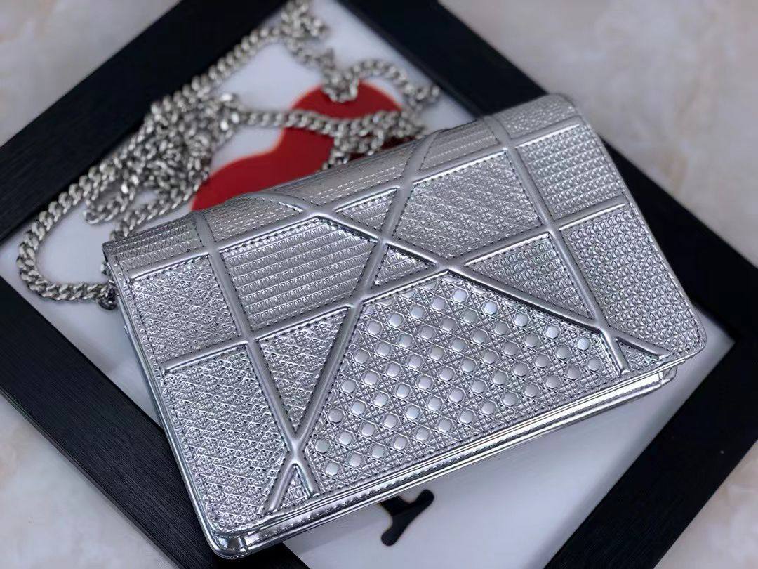 Dior Diorama Flap Bag Cannage Embossed✅*
*Size 20 cm*
For Price 👇 WTSP Text Zain 0568585901

Zain274
♥️♥️♥️