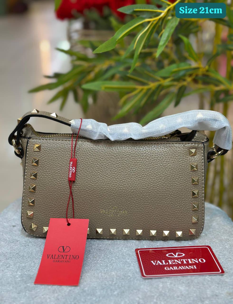 Valentino
Good quality 
with box 🎁🎁🎁

115 dhs💓

Zain186
♥️♥️♥️