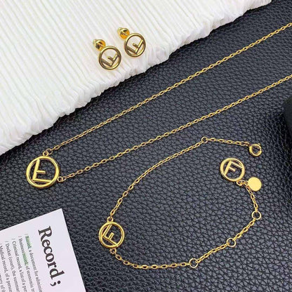FENDI MASTER
SET ✨💫
WITH BOX AND PAPER BAG🛍️🎁
90 DHS✅

Zain89
♥️♥️♥️