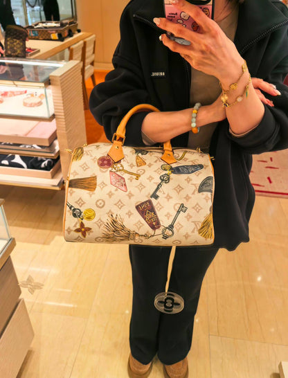 LV
 SPEEDY NEW DESIGN MASTER QUALITY 
260 dhs✅
(with leather)
30cm

Zain295
♥️♥️♥️