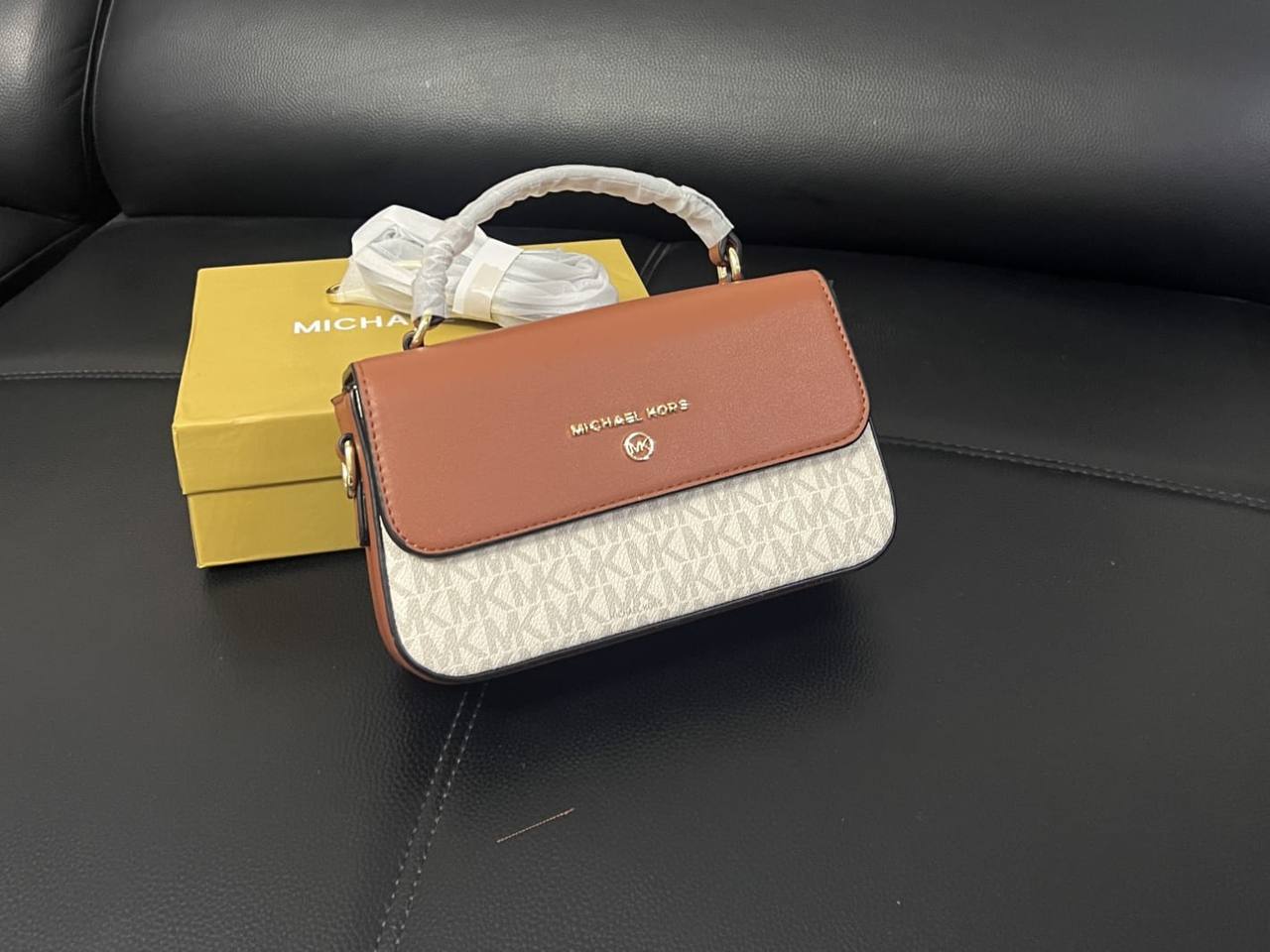 MK
Aigner
90 dhs🇦🇪🇦🇪
size 20cm
with box

Zain26
♥️♥️♥️