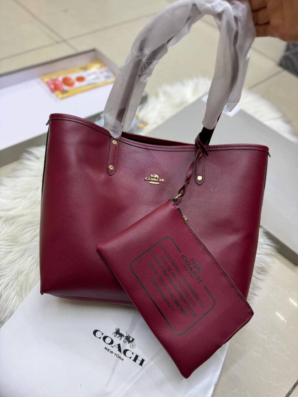 💞 Coach 2 in 1  2️⃣-sided
1️⃣ First quality＋🎁

Big Size : 45 * 30 cm

90 dhs✅

with box 🎁

Zain115
♥️♥️♥️