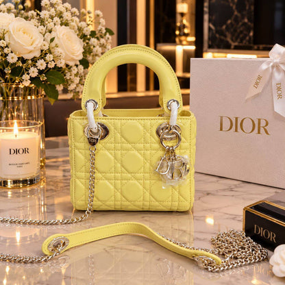 Dior Bag 

17Cm 
With Box
280 dhs🇦🇪🇦🇪

Zain131
♥️♥️♥️