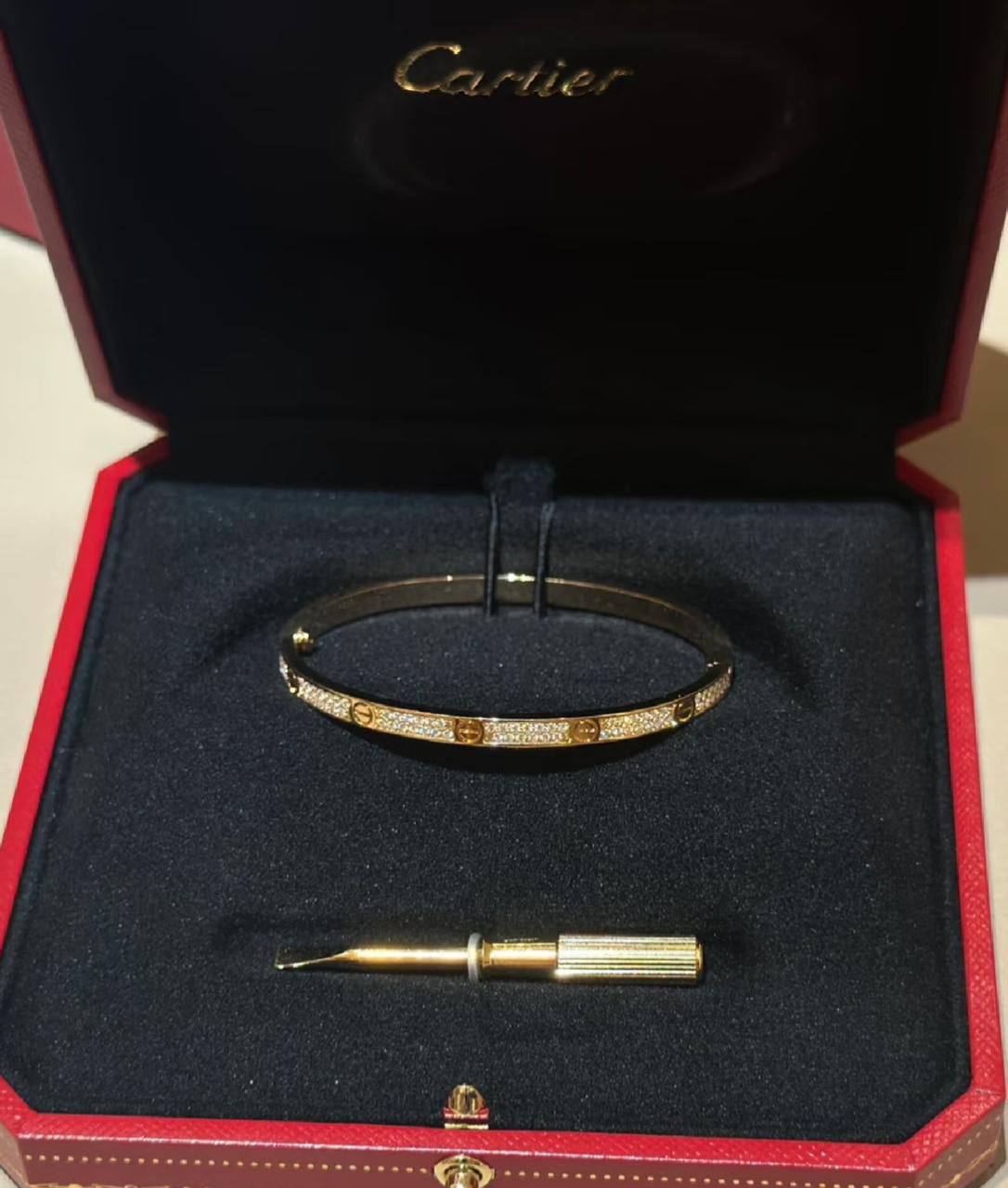 Cartier 💥*
Bangle 🍁
Master quality 💯
Size available 16,17,18,19
With normal boxes 📦 
70 dhs🪙🌨️
With master box 🗃️ 
105 dhs🪙🌨️

Zain216
♥️♥️♥️