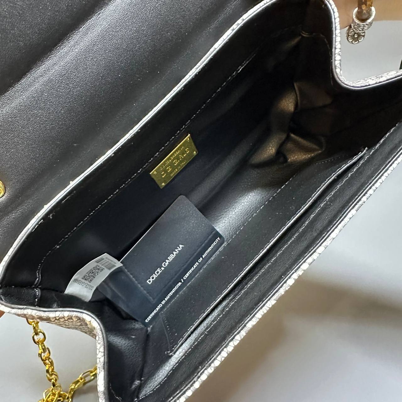 D&G
good quality 

with box 🎁🎁🎁

120 dhs✅

Zain39
♥️♥️♥️