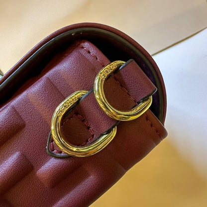 FENDI
 GOOD QUALITY 
WITH BOX
🎁🎁🎁

110 dhs✅
SIZE: 26cm

Zain39
♥️♥️♥️