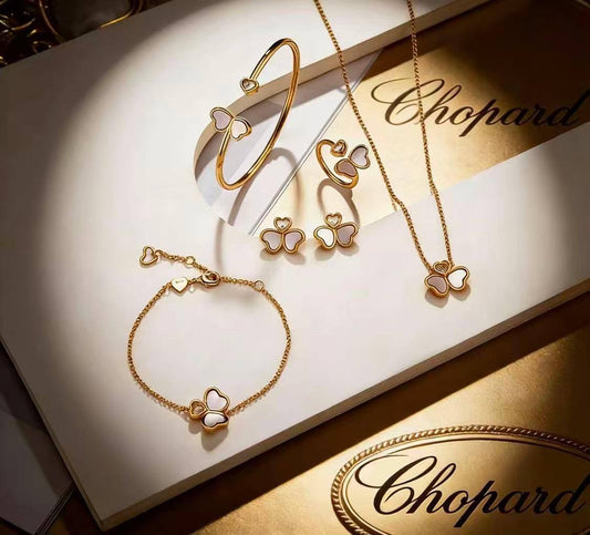 Chopard set 
✨💫
NECKLACE
BANGLE
 EARRING
RING
180 DHS✅
WITH BOX And Paper BAG
🎁🛍️

Zain89
♥️♥️♥️