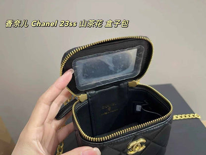 Chanel Makeup Style

95 dhs🪙💕
small size:12*11*7.5

100 dhs🪙💕
big size：17.5*8.5*11

with box
🎁🎁🎁
Very good quality

Zain07
♥️♥️♥️