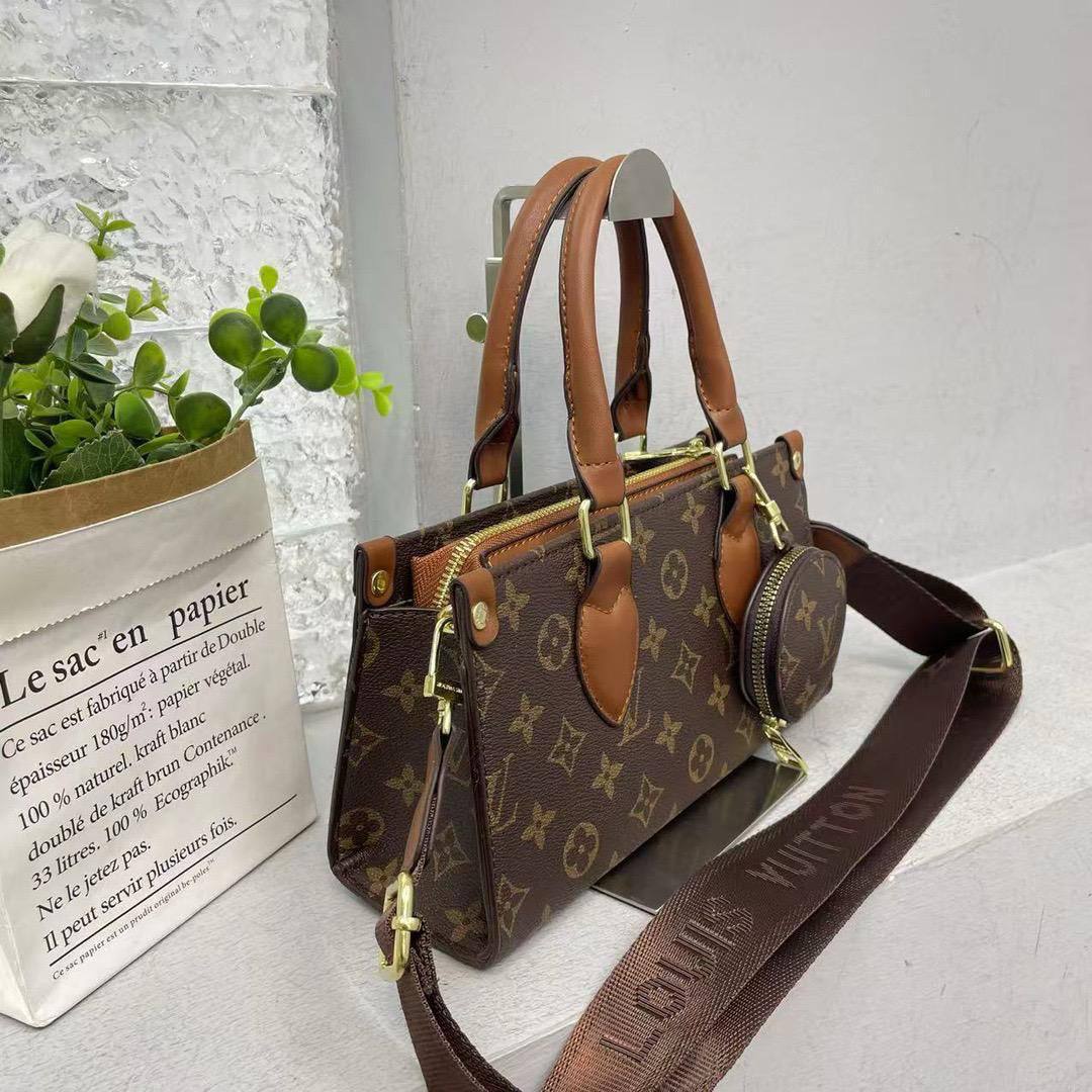 LV
25*14*9cm
75 dhs🪙💕

Zain17
♥️♥️♥️