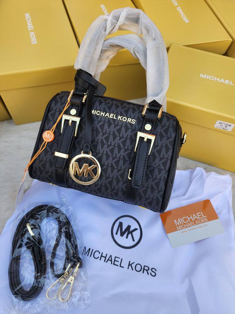 MK

Good quality 
Size:19*cm
100 dhs🇦🇪🇦🇪🇦🇪

With box 📦

Zain70
♥️♥️♥️