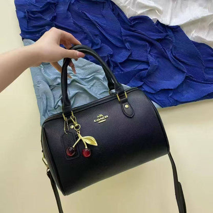 Coach
GOOD quality 
90 dhs✅
SIZE 26 cm

Zain200
♥️♥️♥️