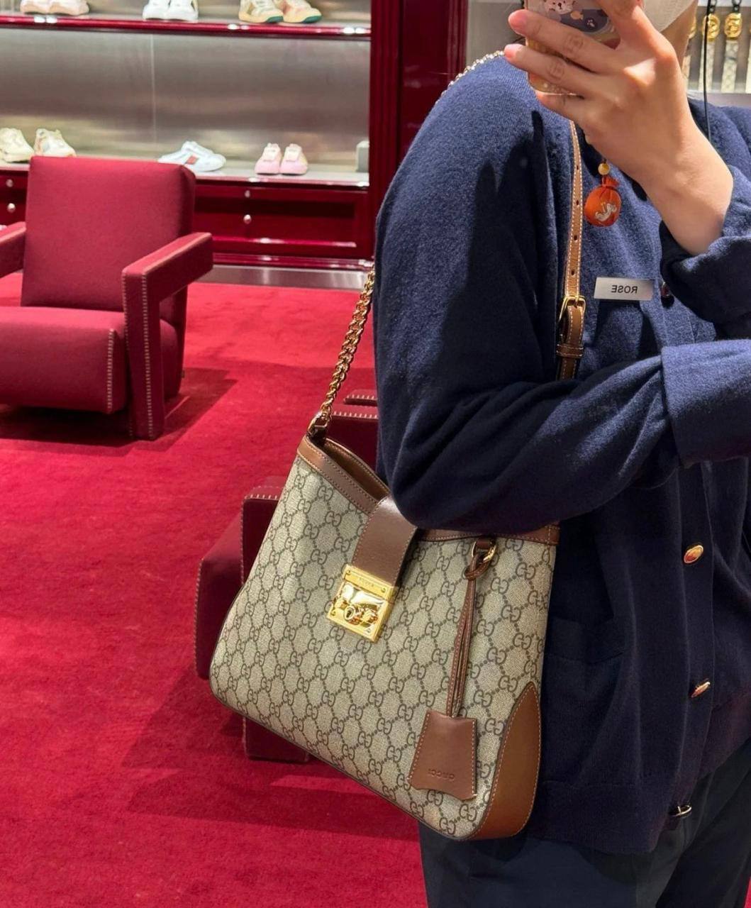 GUCCI 
GOOD QUALITY WITH BOX 
110 dhs🇦🇪🇦🇪

Zain295
♥️♥️♥️