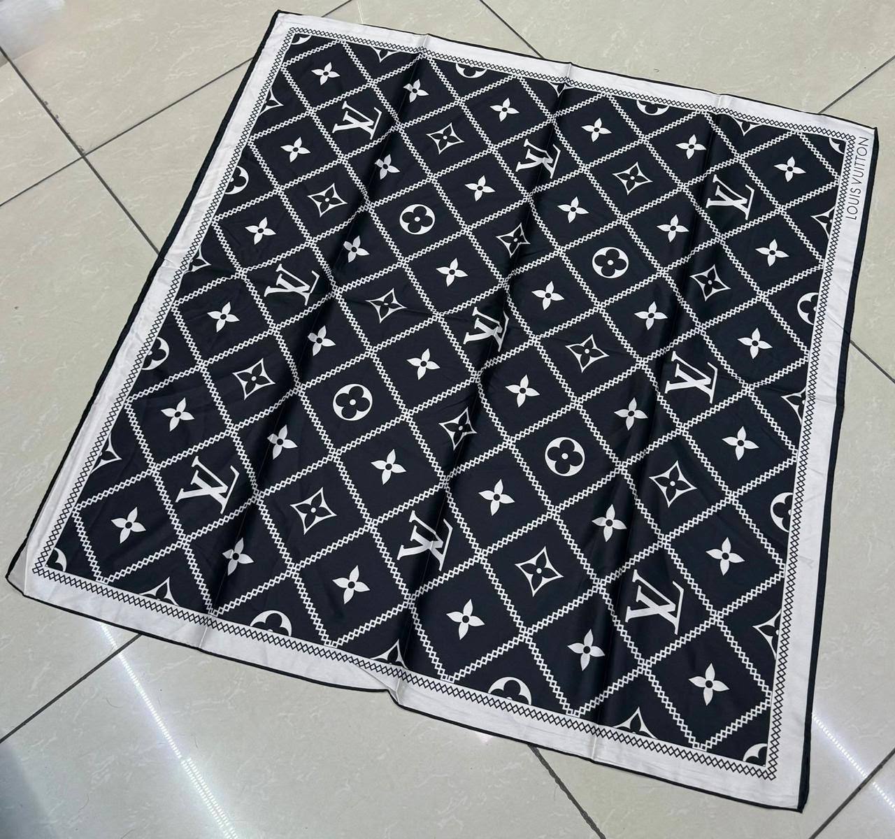 Silk square scarf 
40 dhs🇦🇪🇦🇪
Size 90*90

Zain93
♥️♥️♥️