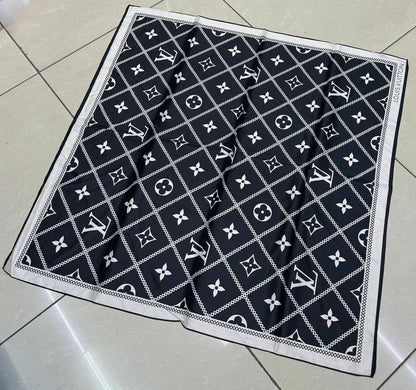 Silk square scarf 
40 dhs🇦🇪🇦🇪
Size 90*90

Zain93
♥️♥️♥️
