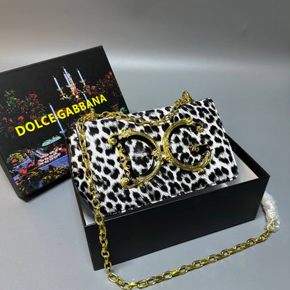 D&G
good quality 

with box 🎁🎁🎁

120 dhs✅

Zain39
♥️♥️♥️