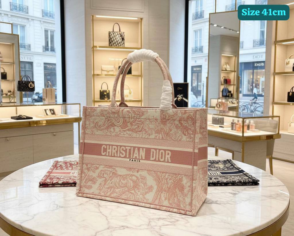 Dior
Good quality 

with box 
🎁🎁🎁

115 dhs🪙🖤

Zain186
♥️♥️♥️