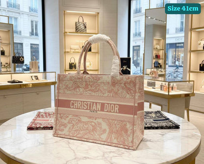 Dior
Good quality 

with box 
🎁🎁🎁

115 dhs🪙🖤

Zain186
♥️♥️♥️