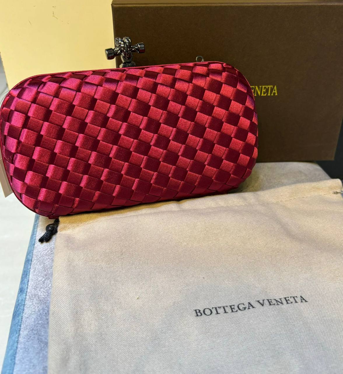 Bottega 
, good quality, 
with box, 
🎁🎁🎁

size... 21*11 cm 
110 dhs✅

Zain12
♥️♥️♥️