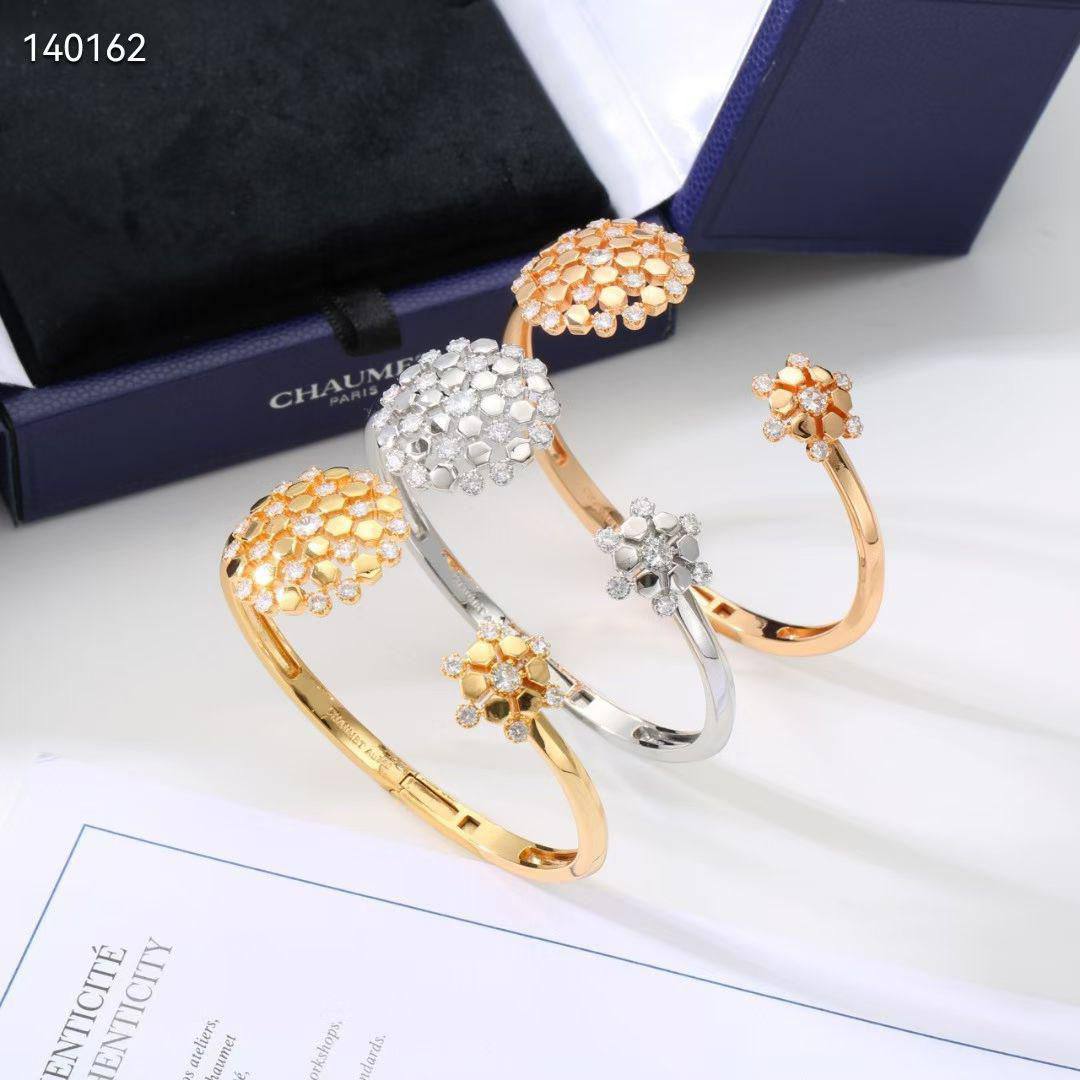 CHAUMET SET 🔥*
Necklace ❤️‍🔥
Earring 🍁
Bangle 🦋
With black boxes 🗃️ 
200 dhs🪙🌨️
With master box 📦 
270 dhs🪙🌨️

Zain216
♥️♥️♥️