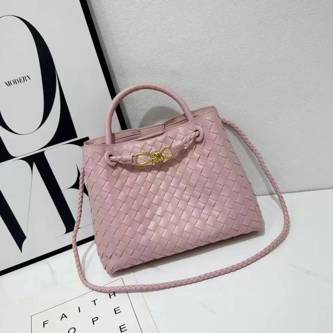 BOTTEGA
GOOD QUALITY
 WITH BOX 
🎁🎁🎁

115 dhs✅

Size: 25cm

Zain39
♥️♥️♥️