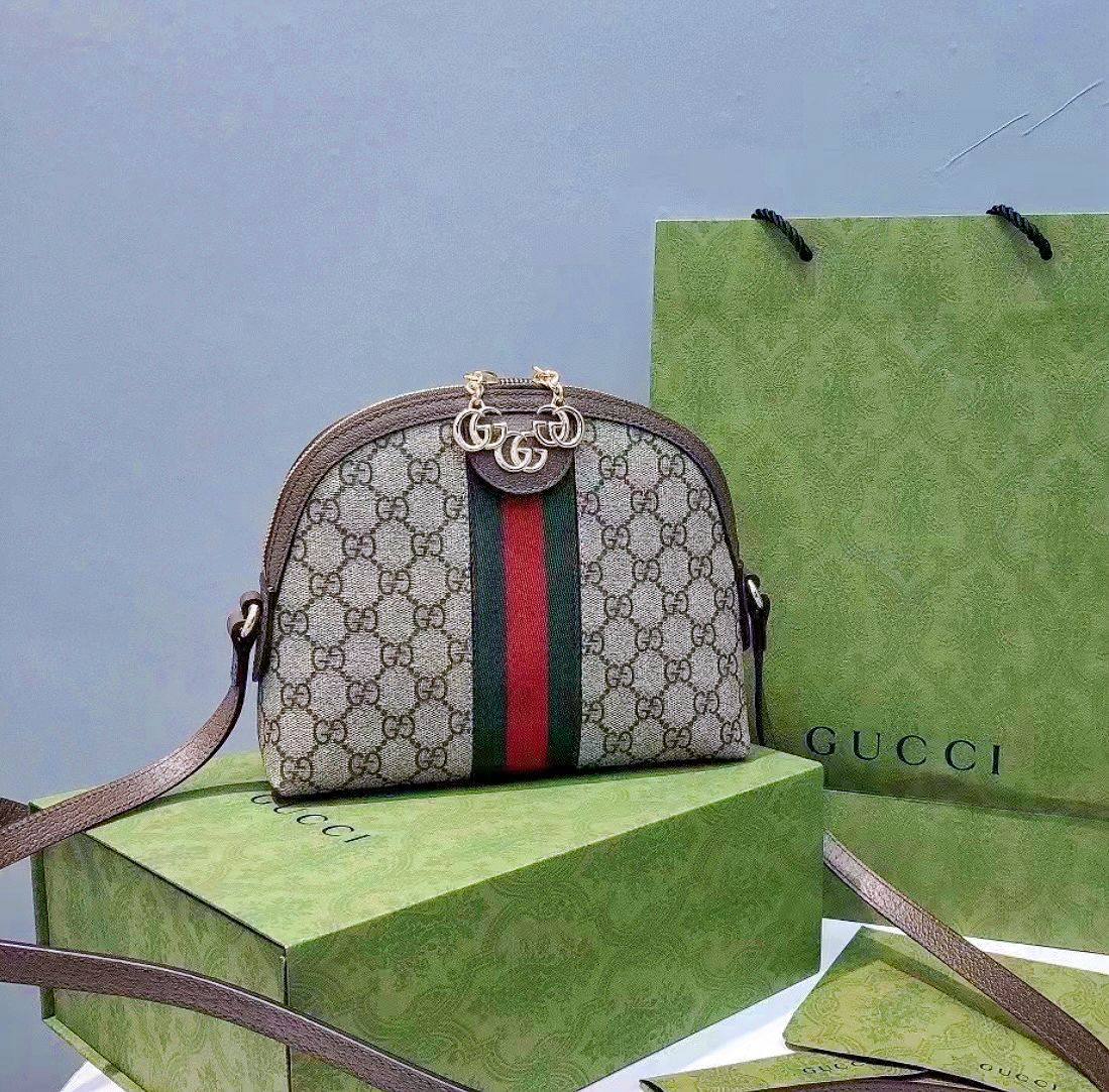BOTTEGA
 NEW  CAME GOOD QUALITY 
WITH BOX 🎁🎁🎁

90 dhs✅

Zain39
♥️♥️♥️