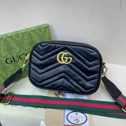 Gucci

23*16*7cm

With box 
🎁🎁🎁

60 dhs✅

Zain17
♥️♥️♥️