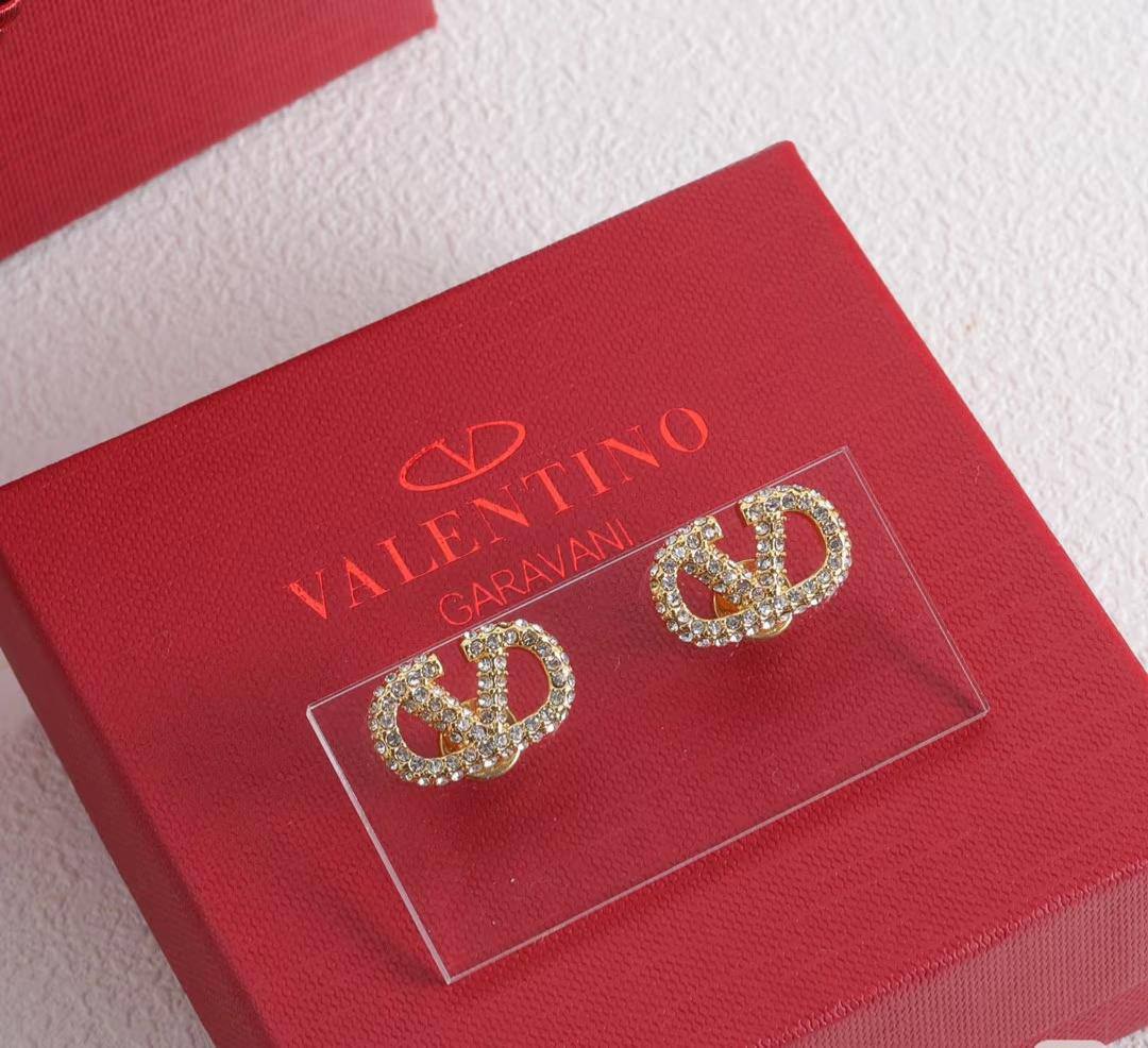 Valentino set* 🌷
Necklace 
Bracelet 
Earrings 
*Master Quality* 💕

150 dhs🪙💚 NORMAL BOX 📦
🎁🎁🎁

Zain48
♥️♥️♥️