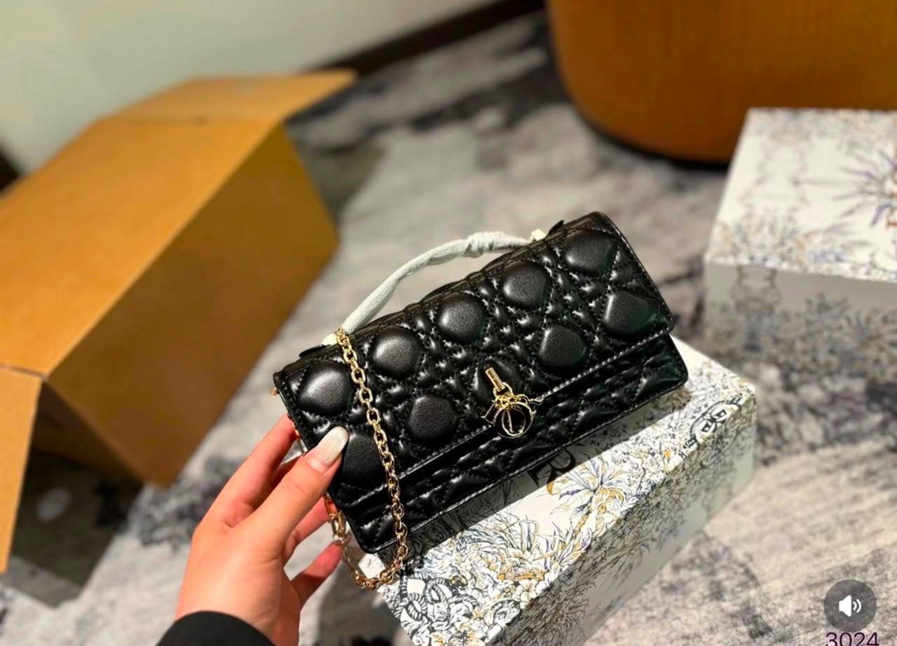 Dior
105 dhs🇦🇪🇦🇪
good-quality with box

Zain35
♥️♥️♥️